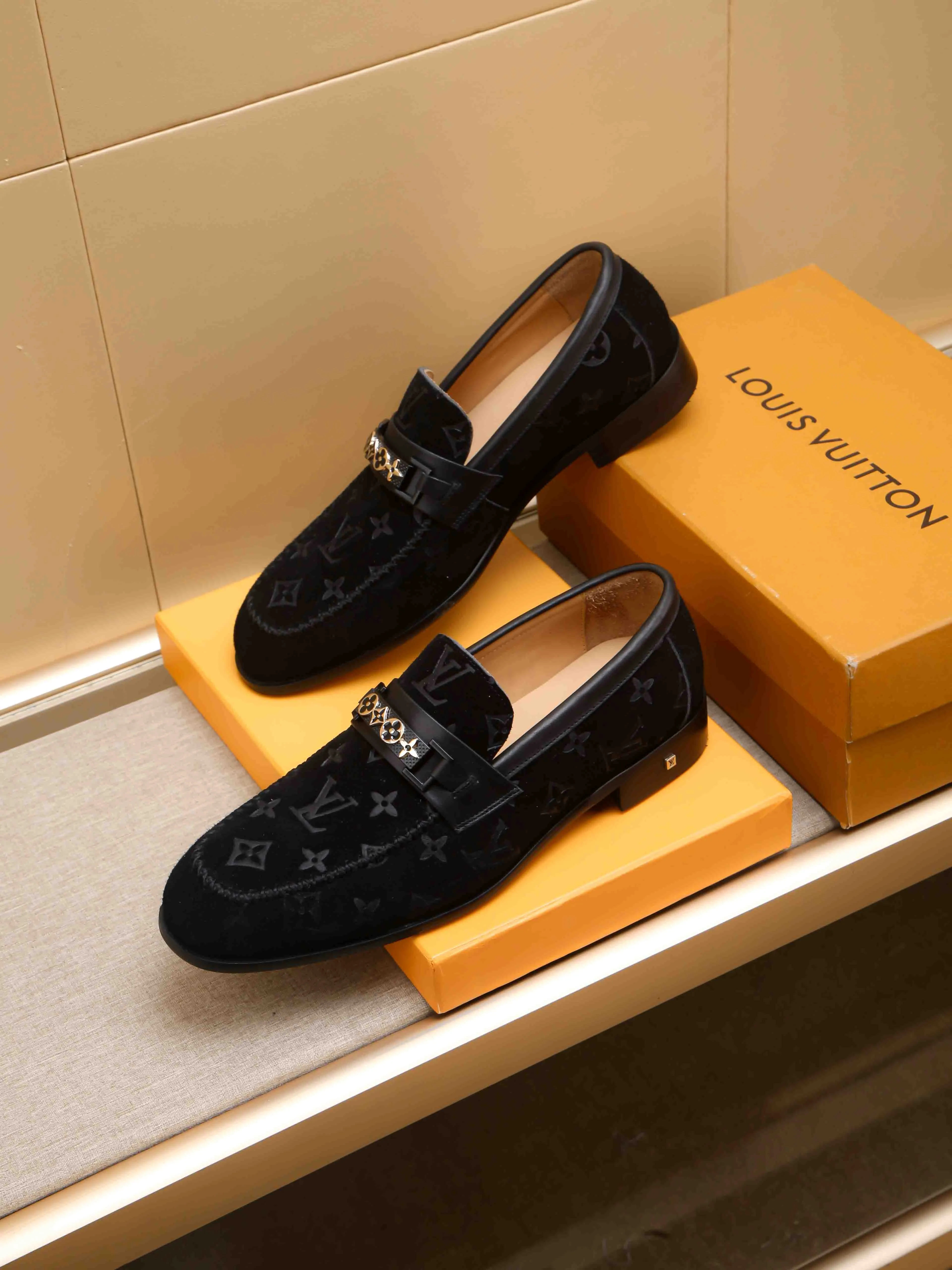 Men's shoes 💰 460 💰 Louis Vuitton LV ® 🆕 model 🔛Full shoe counter, first layer cowhide, 🐂leather lined casual shoes for men, super soft outsole, essential for driving. Counter synchronization, original first layer cowhide, completely 1:1 mold customization🌹top version, color optional! Number: 39-44 (customized at 38.45)